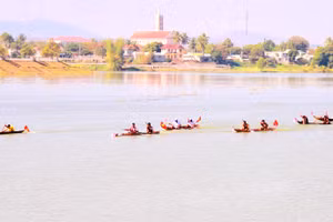 60 vận động viên của 11 đội thuyền độc mộc tham gia tranh tài.