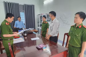 Ông Phạm Ngọc Diễn (đeo khẩu trang) 'nổ' sắp nhận chức ở trung ương để lừa đảo.