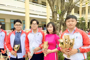 Cô Lê Thị Hải, giáo viên Ngữ văn cùng học sinh trường THCS và THPT Liên Việt Kon Tum.