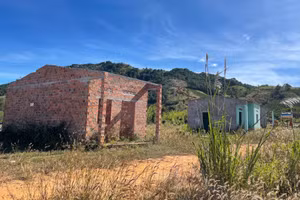 Nhiều căn nhà ở khu tái định cư bỏ hoang gây hư hỏng, xuống cấp.