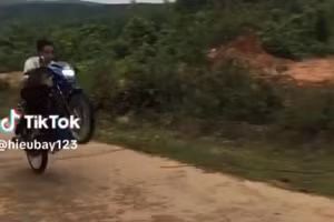 Anh em ruột không đội mũ bảo hiểm, bốc đầu xe máy quay video đăng lên Tiktok bị xử phạt. (Ảnh: CQCA)