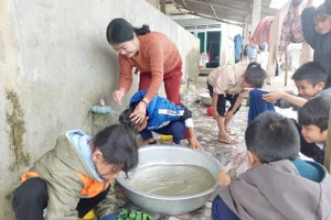 Cô Nguyễn Thị Phượng, Hiệu trưởng Trường Tiểu học Sơn Lang chăm lo cho học sinh như con của mình.