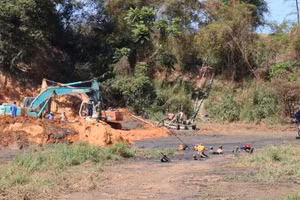 Hiện trường vụ vỡ hồ xử lý nước thải khiến một công nhân tử vong.