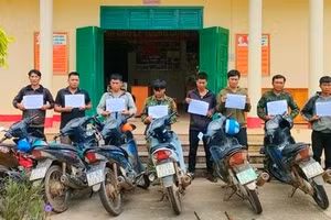 8 người bị cơ quan chức năng phát hiện mang theo súng tự chế vào khu vực biên giới. Ảnh: K.Q