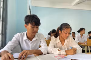 A Huỳnh (bên trái) cố gắng ôn tập, hoàn thành tốt kỳ thi tốt nghiệp THPT 2023 để thực hiện mơ ước đậu Học viện Biên phòng.