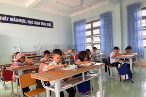 Học sinh Kon Tum tựu trường ngày 28/8.