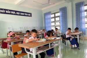 Học sinh Kon Tum tựu trường ngày 28/8.