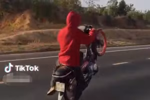 Nam thanh niên bốc đầu, chạy xe bằng 1 bánh rồi quay video đăng lên Tiktok. (Ảnh cắt từ clip).