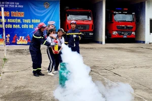 Học sinh thực hành chữa cháy.