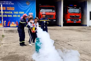 Học sinh thực hành chữa cháy.