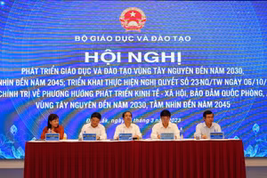 Bộ trưởng Bộ GD&ĐT Nguyễn Kim Sơn cùng đoàn công tác tham dự Hội nghị phát triển giáo dục và đào tạo vùng Tây Nguyên đến năm 2030, tầm nhìn đến năm 2045. Ảnh: Thành Tâm.