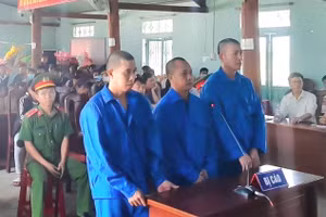 Ba bị cáo tại phiên toà xét xử.