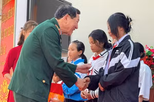 Trung tướng, anh hùng Phạm Tuân trao học bổng cho học sinh Tu Mơ Rông.