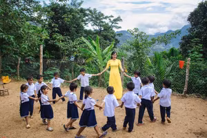 Cô Trà Thị Thu cùng học sinh ở điểm trường Lang Lương - Trường Phổ thông Dân tộc bán trú Tiểu học Trà Tập.