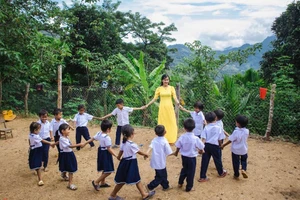 Cô Trà Thị Thu cùng học sinh ở điểm trường Lang Lương - Trường Phổ thông Dân tộc bán trú Tiểu học Trà Tập.