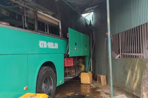 Chiếc xe khách va chạm với xe tải rồi lao vào nhà dân khiến 10 người thương vong.