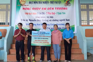 Những suất học bổng được trao cho học sinh ở xã Măng Cành (huyện Kon Plông, Kon Tum)