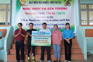 Những suất học bổng được trao cho học sinh ở xã Măng Cành (huyện Kon Plông, Kon Tum)