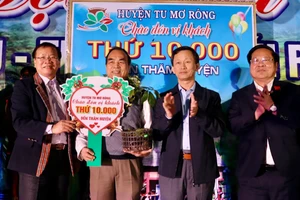 Du khách thứ 10.000 đến Tu Mơ Rông được tặng cây sâm Ngọc Linh.