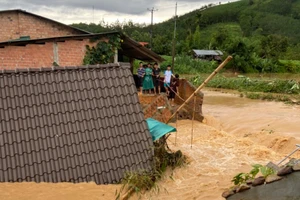 Mưa lớn khiến nhiều nhà dân bị ngập sâu.