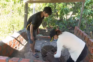 Chính quyền xã Đăk Rơ Nga hỗ trợ giống vật nuôi giúp người dân thoát nghèo bền vững.