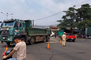 Sau khi va chạm với xe tải, xe khách lao vào nhà dân khiến 10 người thương vong.