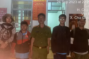 3 chị em được tìm thấy và đưa về trụ sở UBND xã an toàn.