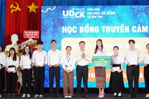 Học bổng "Truyền cảm hứng" được trao cho sinh viên đạt thành tích cao trong rèn luyện và học tập.