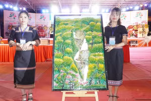 Bán đấu giá những bức tranh đá suối mà giáo viên và học sinh vẽ nhằm gây quỹ từ thiện.