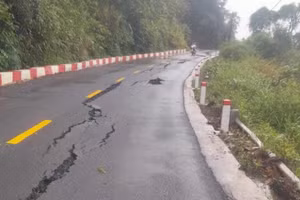Vết nứt kéo dài trên Quốc lộ 24.