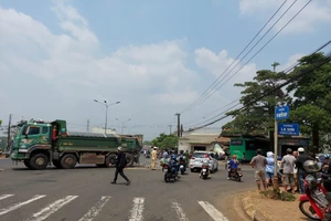 Hiện trường vụ xe khách lao vào nhà dân khiến 10 người thương vong.