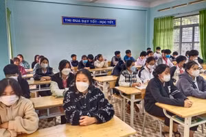 Học sinh Trường TH-THCS Kroong trong tiết tư vấn hướng nghiệp.