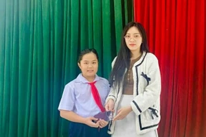 Nữ sinh Nguyễn Thiên Di nhặt được điện thoại trị giá hàng chục triệu đồng trả lại cho người đánh rơi.