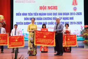 Đồng chí Từ Minh Hải - Phó Chủ tịch thường trực HĐND tỉnh Bắc Giang - tặng Cờ thi đua của Bộ GD&ĐT cho Phòng GD&ĐT huyện Việt Yên.