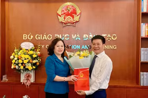 Thứ trường Ngô Thị Minh trao Quyết định bổ nhiệm và tặng hoa chúc mừng Tân Phó Vụ trưởng Vụ Giáo dục Thể chất Nguyễn Nho Huy. Ảnh: An Nhiên