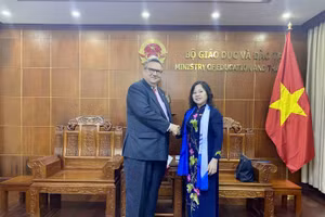 Thứ trưởng Bộ GD&ĐT Ngô Thị Minh và Đại sứ Phần Lan tại Việt Nam Kari Kahiluoto. Ảnh: An Nhiên