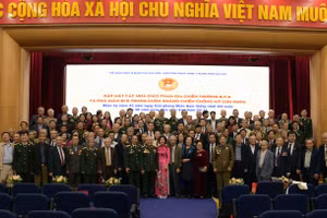 Các đại biểu chụp ảnh lưu niệm