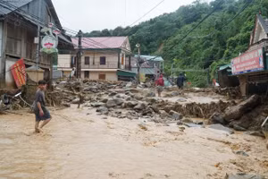 Thị trấn Mường Xén (huyện Kỳ Sơn, Nghệ An) tan hoang sau mưa lũ.