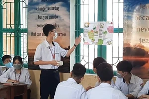 Học sinh thuyết trình dự án học tập có tích hợp yếu tố tiếng Anh.