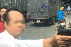 Hình ảnh Nguyễn Văn Sướng rút súng dọa bắn tài xế xe tải lan truyền trên mạng xã hội.