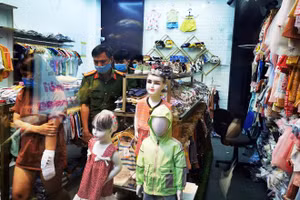 Nữ nhân viên tường thuật lại vụ việc với cơ quan công an. Ảnh: VTC News