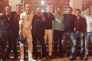 Đối tượng Đoàn Ngọc Thái (thứ 3 từ phải sang). Ảnh: Canhsattoancau 