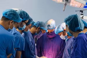 Kíp các bác sĩ thực hiện ca phẫu thuật tái tạo “cậu nhỏ” cho bệnh nhân