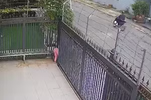 Bé gái 4 tuổi bị kẹt ở cửa cổng tự động gần 5 phút, dẫn đến hôn mê