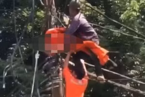 Nhân viên y tế tích cực ép tim cho nam thanh niên bị điện giật. 