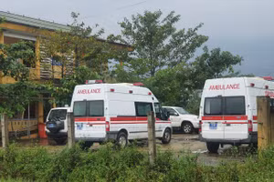 Xe cứu thương đang tiếp cận hiện trường vụ sạt lở, tham gia cứu hộ cứu nạn