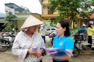 Cán bộ Bảo hiểm xã hội tỉnh Hà Giang tư vấn về lợi ích cho người dân khi tham gia BHXH tự nguyện. Ảnh: Khánh Huyền/ Báo Hà Giang