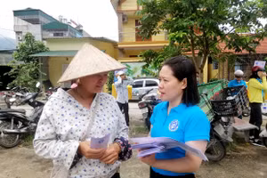 Cán bộ Bảo hiểm xã hội tỉnh Hà Giang tư vấn về lợi ích cho người dân khi tham gia BHXH tự nguyện. Ảnh: Khánh Huyền/ Báo Hà Giang