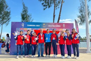 Hồ Thị Ne cùng đồng đội nhận Huy chương Vàng môn đua thuyền truyền thống tại SEA Games 32 tổ chức tại Campuchia.