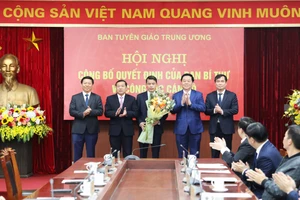 Tập thể lãnh đạo Ban Tuyên giáo Trung ương tặng hoa chúc mừng đồng chí Vũ Thanh Mai. Nguồn ảnh: Tuyengiao.vn